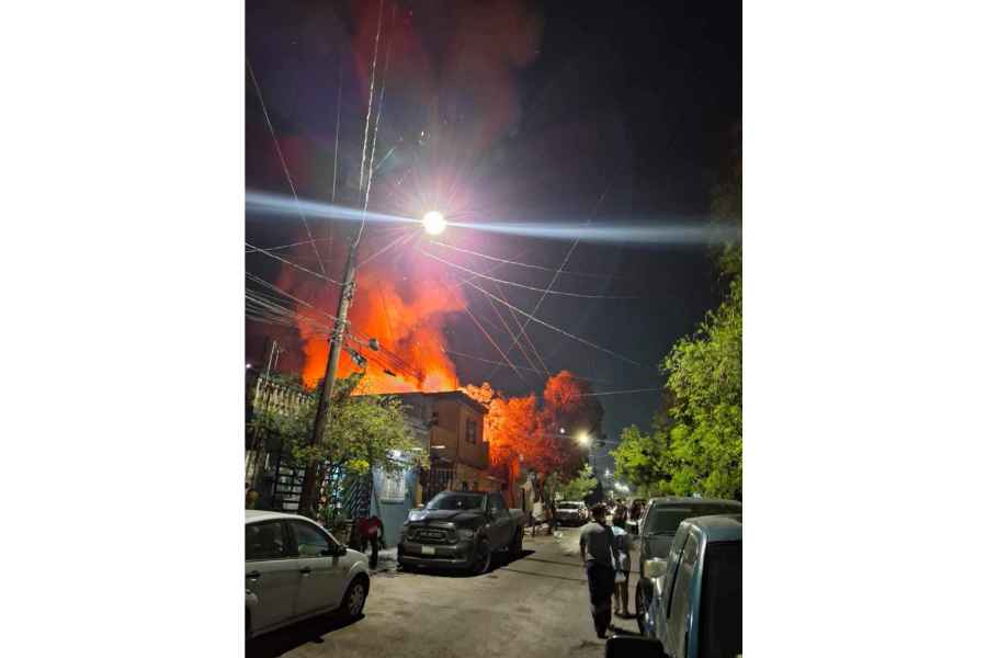 Incendio en la colonia Hacienda de Santa Catarina moviliza a las autoridades