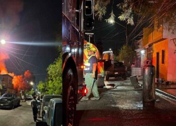 Incendio en la colonia Hacienda de Santa Catarina moviliza a las autoridades