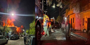 Incendio en la colonia Hacienda de Santa Catarina moviliza a las autoridades