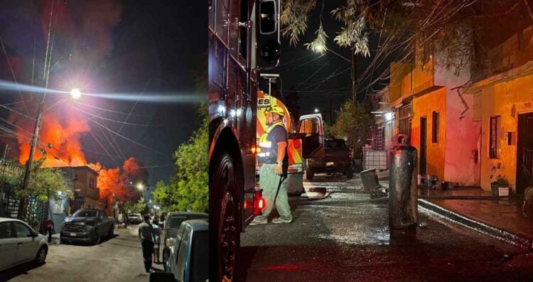 Incendio en la colonia Hacienda de Santa Catarina moviliza a las autoridades