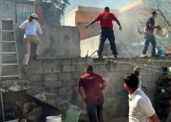 Incendio provoca evacuación de personas y daños en viviendas en Escobedo, N.L.