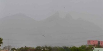 Incendios y polvo del Sahara agravan situación en Nuevo León
