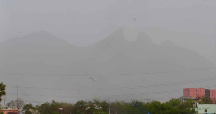 Incendios y polvo del Sahara agravan situación en Nuevo León