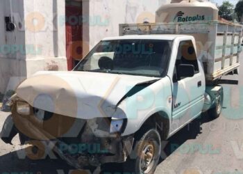 Chofer de microbús ignora alto y provoca choque en Ciudad Victoria