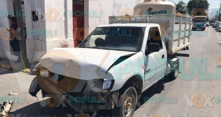 Chofer de microbús ignora alto y provoca choque en Ciudad Victoria