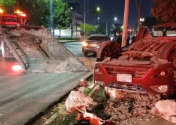 Joven conductor choca contra un árbol y vuelca en Torreón