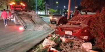 Joven conductor choca contra un árbol y vuelca en Torreón