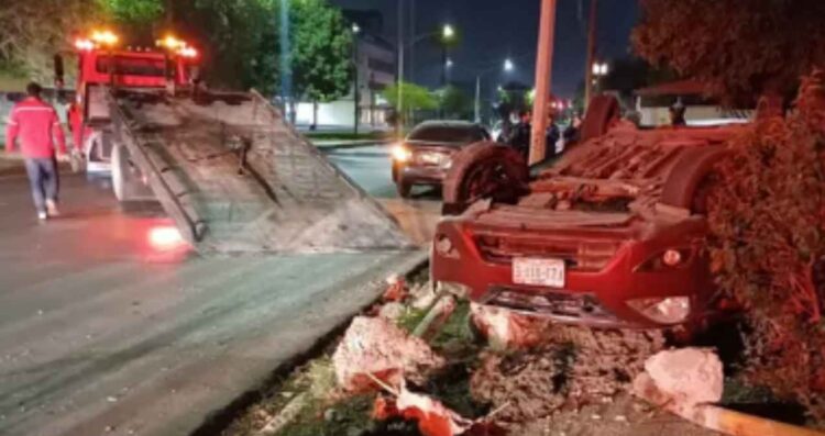 Joven conductor choca contra un árbol y vuelca en Torreón