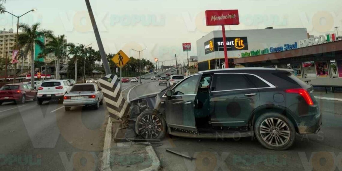 Joven conductor pierde el control de su camioneta y choca contra poste en Tampico, Tamaulipas