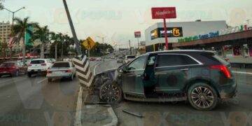 Joven conductor pierde el control de su camioneta y choca contra poste en Tampico, Tamaulipas