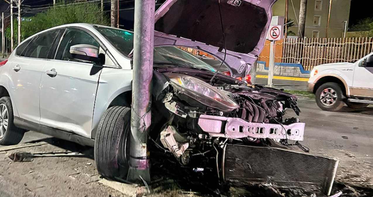 Joven pierde el control y choca contra un poste en Nuevo Laredo