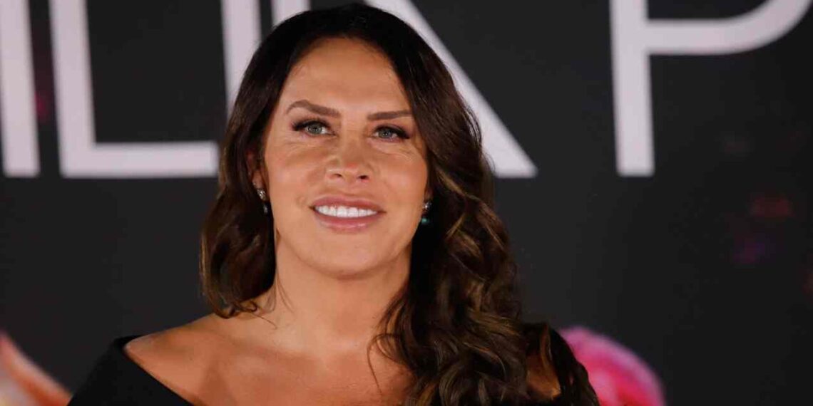 Karla Sofía Gascón presenta su nuevo libro y enfrenta la polémica por sus tuits