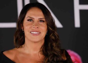 Karla Sofía Gascón presenta su nuevo libro y enfrenta la polémica por sus tuits