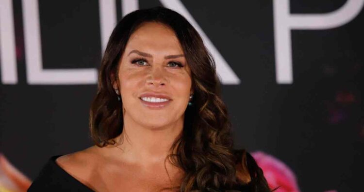 Karla Sofía Gascón presenta su nuevo libro y enfrenta la polémica por sus tuits