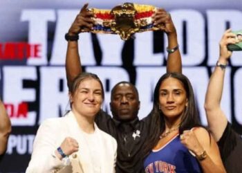 La esperada tercera pelea entre Katie Taylor y Amanda Serrano ya tiene fecha y escenario. El combate, que definirá una de las mayores rivalidades en la historia del boxeo femenino, se llevará a cabo el viernes 11 de julio en el Madison Square Garden de Nueva York. Taylor (24-1, 6 KOs) defenderá su título indiscutido de peso welter junior ante Serrano (47-3-1, 31 KOs) en una cartelera histórica transmitida exclusivamente en Netflix. La pelea se anunció por Most Valuable Promotions (MVP), la promotora de Jake Paul, que recientemente firmó un contrato vitalicio con Serrano. "Esto es más que una pelea, es una celebración del talento inigualable de las mujeres en el boxeo", expresaron Jake Paul y Nakisa Bidarian, cofundadores de MVP, en un comunicado. "Amanda Serrano y Katie Taylor ya han roto barreras e inspirado a millones, y esta pelea de trilogía en el icónico Madison Square Garden será otro paso histórico para el deporte femenino". Una rivalidad que ha marcado el boxeo: Taylor vs Serrano  A sus 38 años, Katie Taylor sigue haciendo historia. La campeona olímpica de Londres 2012 ha vencido a Serrano en dos combates previos, aunque ambas decisiones fueron cerradas y siguen siendo debatidas entre los fanáticos. Su primer enfrentamiento en abril de 2022, también en el Madison Square Garden, terminó con Taylor ganando por decisión dividida. Esto, tras sobrevivir un difícil quinto asalto ante la potencia de Serrano. En noviembre pasado, como parte del —evento coestelar— de la pelea entre Mike Tyson y Jake Paul, la irlandesa volvió a llevarse la victoria, esta vez por decisión unánime, en un combate lleno de intensidad. "Quiero agradecer a todos en Matchroom, MVP y Netflix por llevar la trilogía a la línea y no puedo esperar para encabezar MSG nuevamente en julio. Estoy 2-0 contra Amanda, pero obviamente es una rivalidad muy especial que se entrega cada vez que subimos al ring, así que creo que es justo que tengamos la trilogía. El ambiente para la primera pelea allí fue increíble y estoy seguro de que no será diferente esta vez", señaló Teylor. La segunda pelea entre Taylor y Serrano fue el —evento deportivo femenino más visto en la historia de Estados Unidos—, con un promedio de 74 millones de espectadores en todo el mundo a través de Netflix. A pesar de la emoción por la trilogía, hay un punto de conflicto. Taylor rechazó la posibilidad de pelear 12 asaltos de tres minutos, como en el boxeo masculino. Optó por el formato tradicional de 10 asaltos de dos minutos en el boxeo femenino. "Estoy decepcionado de que Katie Taylor no cumpliera su palabra y hiciera la trilogía de 12 rondas de tres minutos, igual que los hombres. Este es un día de pago récord para ambos, y se lo debíamos a los fanáticos para honrar el acuerdo de apretón de manos que hicimos. No lo hizo. Pero no se equivoquen, cada vez que compartimos el ring, es una guerra, y sé que el viernes 11 de julio será el mejor hasta ahora porque finalmente obtendré la 'W' oficial que merezco". Este combate será el segundo evento de deportes de combate transmitido en Netflix, luego del duelo entre Tyson y Paul en el otoño pasado. Bela Bajaria, directora de contenido de Netflix, destacó la importancia de esta pelea para la plataforma y el deporte femenino. "Taylor-Serrano II no fue solo una de las peleas más emocionantes que he presenciado; también hizo historia como el evento deportivo femenino profesional más visto en Estados Unidos. En Netflix, estamos orgullosos de continuar elevando el perfil de las mujeres atletas y de traer otro evento histórico a nuestra audiencia global con MVP". El próximo 11 de julio, Taylor y Serrano se enfrentarán una vez más, en un combate que promete ser otro capítulo épico en la historia del boxeo femenino. Te puede interesar: El Hijo del Santo se juega la máscara en su última lucha contra Fuerza Guerrera ¿Cuándo y dónde será?
