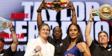 La esperada tercera pelea entre Katie Taylor y Amanda Serrano ya tiene fecha y escenario. El combate, que definirá una de las mayores rivalidades en la historia del boxeo femenino, se llevará a cabo el viernes 11 de julio en el Madison Square Garden de Nueva York. Taylor (24-1, 6 KOs) defenderá su título indiscutido de peso welter junior ante Serrano (47-3-1, 31 KOs) en una cartelera histórica transmitida exclusivamente en Netflix. La pelea se anunció por Most Valuable Promotions (MVP), la promotora de Jake Paul, que recientemente firmó un contrato vitalicio con Serrano. "Esto es más que una pelea, es una celebración del talento inigualable de las mujeres en el boxeo", expresaron Jake Paul y Nakisa Bidarian, cofundadores de MVP, en un comunicado. "Amanda Serrano y Katie Taylor ya han roto barreras e inspirado a millones, y esta pelea de trilogía en el icónico Madison Square Garden será otro paso histórico para el deporte femenino". Una rivalidad que ha marcado el boxeo: Taylor vs Serrano A sus 38 años, Katie Taylor sigue haciendo historia. La campeona olímpica de Londres 2012 ha vencido a Serrano en dos combates previos, aunque ambas decisiones fueron cerradas y siguen siendo debatidas entre los fanáticos. Su primer enfrentamiento en abril de 2022, también en el Madison Square Garden, terminó con Taylor ganando por decisión dividida. Esto, tras sobrevivir un difícil quinto asalto ante la potencia de Serrano. En noviembre pasado, como parte del —evento coestelar— de la pelea entre Mike Tyson y Jake Paul, la irlandesa volvió a llevarse la victoria, esta vez por decisión unánime, en un combate lleno de intensidad. "Quiero agradecer a todos en Matchroom, MVP y Netflix por llevar la trilogía a la línea y no puedo esperar para encabezar MSG nuevamente en julio. Estoy 2-0 contra Amanda, pero obviamente es una rivalidad muy especial que se entrega cada vez que subimos al ring, así que creo que es justo que tengamos la trilogía. El ambiente para la primera pelea allí fue increíble y estoy seguro de que no será diferente esta vez", señaló Teylor. La segunda pelea entre Taylor y Serrano fue el —evento deportivo femenino más visto en la historia de Estados Unidos—, con un promedio de 74 millones de espectadores en todo el mundo a través de Netflix. A pesar de la emoción por la trilogía, hay un punto de conflicto. Taylor rechazó la posibilidad de pelear 12 asaltos de tres minutos, como en el boxeo masculino. Optó por el formato tradicional de 10 asaltos de dos minutos en el boxeo femenino. "Estoy decepcionado de que Katie Taylor no cumpliera su palabra y hiciera la trilogía de 12 rondas de tres minutos, igual que los hombres. Este es un día de pago récord para ambos, y se lo debíamos a los fanáticos para honrar el acuerdo de apretón de manos que hicimos. No lo hizo. Pero no se equivoquen, cada vez que compartimos el ring, es una guerra, y sé que el viernes 11 de julio será el mejor hasta ahora porque finalmente obtendré la 'W' oficial que merezco". Este combate será el segundo evento de deportes de combate transmitido en Netflix, luego del duelo entre Tyson y Paul en el otoño pasado. Bela Bajaria, directora de contenido de Netflix, destacó la importancia de esta pelea para la plataforma y el deporte femenino. "Taylor-Serrano II no fue solo una de las peleas más emocionantes que he presenciado; también hizo historia como el evento deportivo femenino profesional más visto en Estados Unidos. En Netflix, estamos orgullosos de continuar elevando el perfil de las mujeres atletas y de traer otro evento histórico a nuestra audiencia global con MVP". El próximo 11 de julio, Taylor y Serrano se enfrentarán una vez más, en un combate que promete ser otro capítulo épico en la historia del boxeo femenino. Te puede interesar: El Hijo del Santo se juega la máscara en su última lucha contra Fuerza Guerrera ¿Cuándo y dónde será?