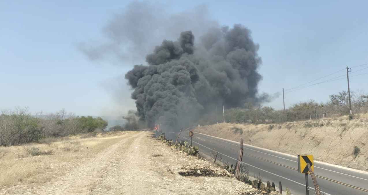 Llera, Tamaulipas: tractocamión se incendió en Carretera Federal