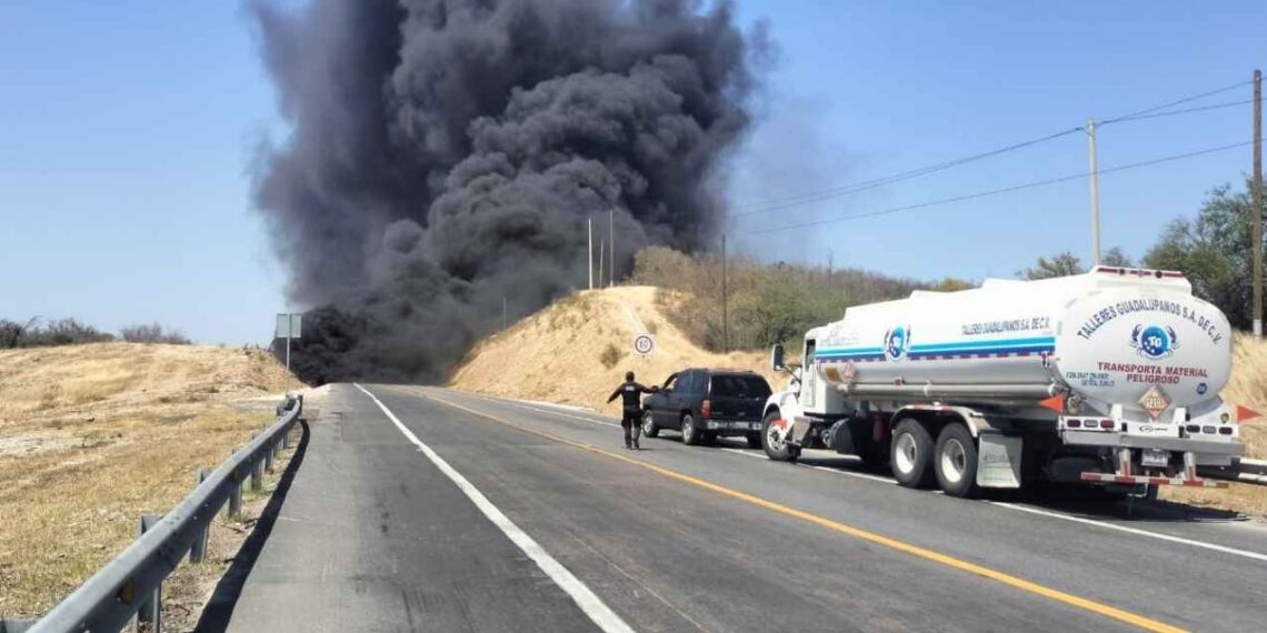Llera, Tamaulipas tractocamión se incendió en Carretera Federal
