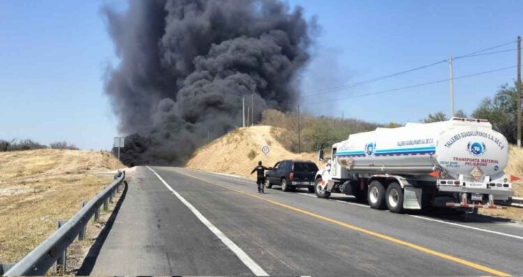 Llera, Tamaulipas tractocamión se incendió en Carretera Federal