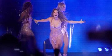 Lluvia sorprende a fans de Shakira en su concierto en CDMX