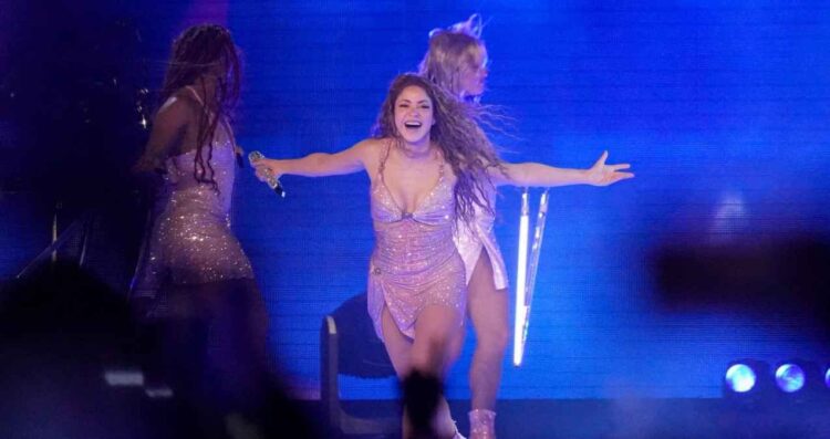 Lluvia sorprende a fans de Shakira en su concierto en CDMX