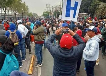 Maestros de la CNTE bloquean accesos al Aeropuerto Internacional de la Ciudad de México