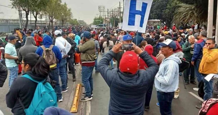 Maestros de la CNTE bloquean accesos al Aeropuerto Internacional de la Ciudad de México