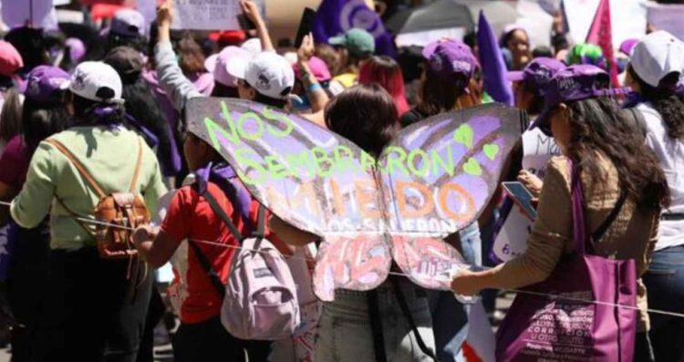 Marcha 8M avanza Reforma