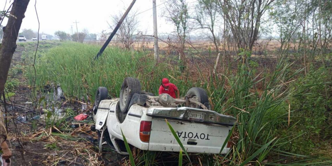Matrimonio resulta herido tras volcar su camioneta en Mante, Tamaulipas