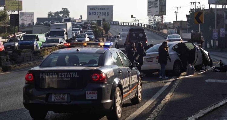 Médico del IMSS fallece en fuerte accidente vial en Edomex