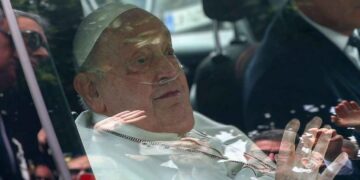 Esto dijo el médico que atendió al Papa Francisco que casi muere