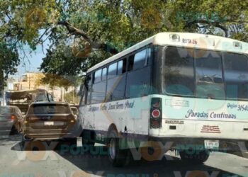Microbús arranca sin precaución y provoca choque en el centro de Ciudad Victoria