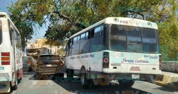 Microbús arranca sin precaución y provoca choque en el centro de Ciudad Victoria