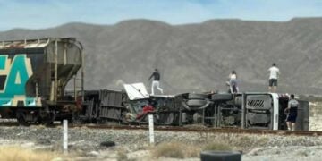 Choca tren con autobús en Cuatro Ciénegas, Coahuila VIDEO