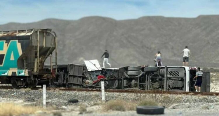 Choca tren con autobús en Cuatro Ciénegas, Coahuila VIDEO