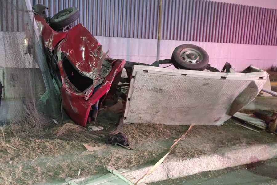 Monterrey: Choque y volcadura en la Carretera Nacional deja dos hombres heridos