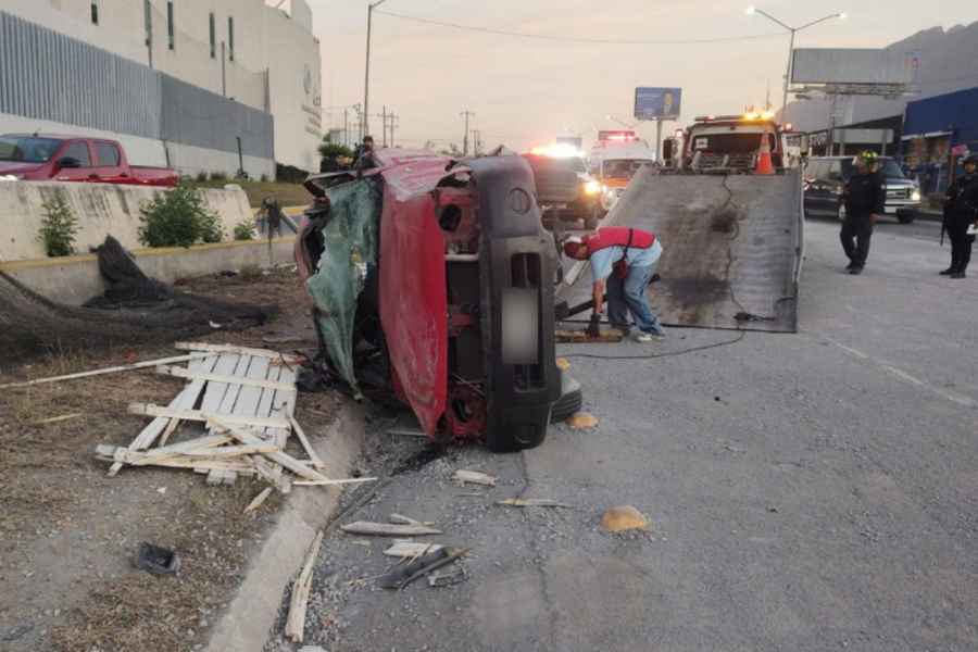 Monterrey: Choque y volcadura en la Carretera Nacional deja dos hombres heridos
