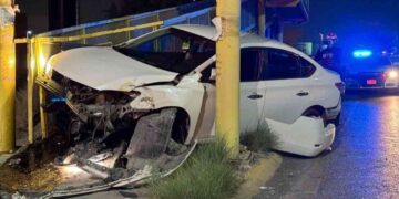 Monterrey: Conductora choca contra un puente peatonal en la avenida Paseo de los Leones y queda herida