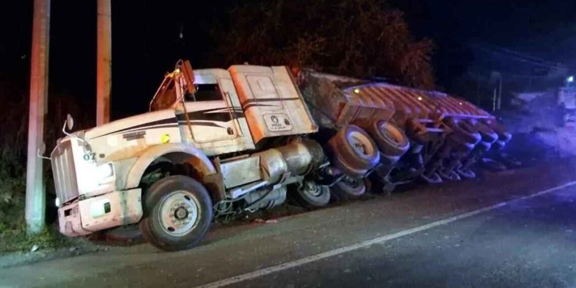 Tráiler choca contra poste de la CFE en la Carretera Nacional