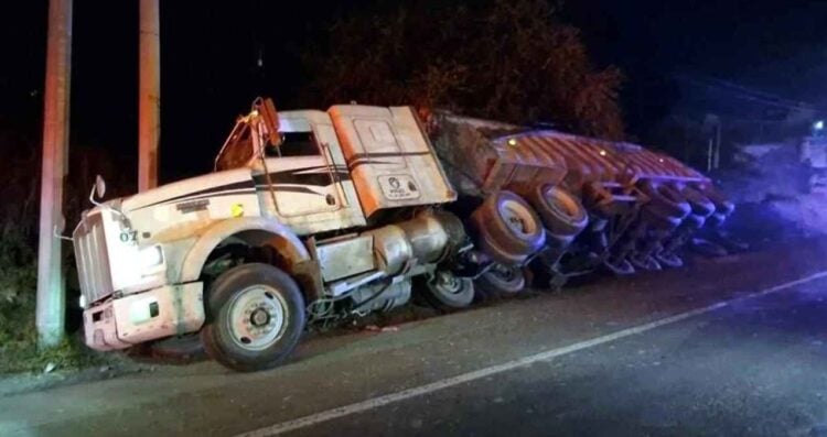 Monterrey: Tráiler se estrella contra poste de la CFE tras ser impactado por un automóvil en la Carretera Nacional