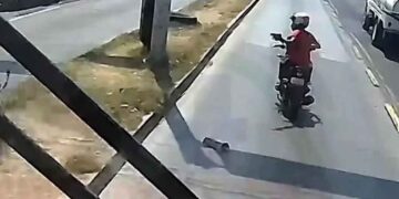Motociclista amaga con pistola a operador de Mexibús en Ecatepec, Edomex
