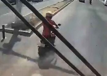 Motociclista amenaza con un arma a chofer del Mexibús tras invadir su carril en Ecatepec, Edomex