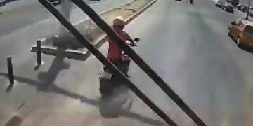 Motociclista amenaza con un arma a chofer del Mexibús tras invadir su carril en Ecatepec, Edomex