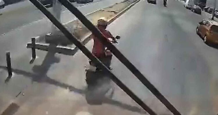 Motociclista amenaza con un arma a chofer del Mexibús tras invadir su carril en Ecatepec, Edomex