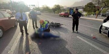 Motociclista derrapa en la Avenida Manuel J. Clouthier y queda herido en Santa Catarina, Nuevo León
