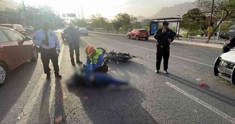 Motociclista derrapa en la Avenida Manuel J. Clouthier y queda herido en Santa Catarina, Nuevo León