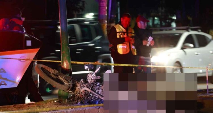 Motociclista muere tras chocar contra un poste en Edomex