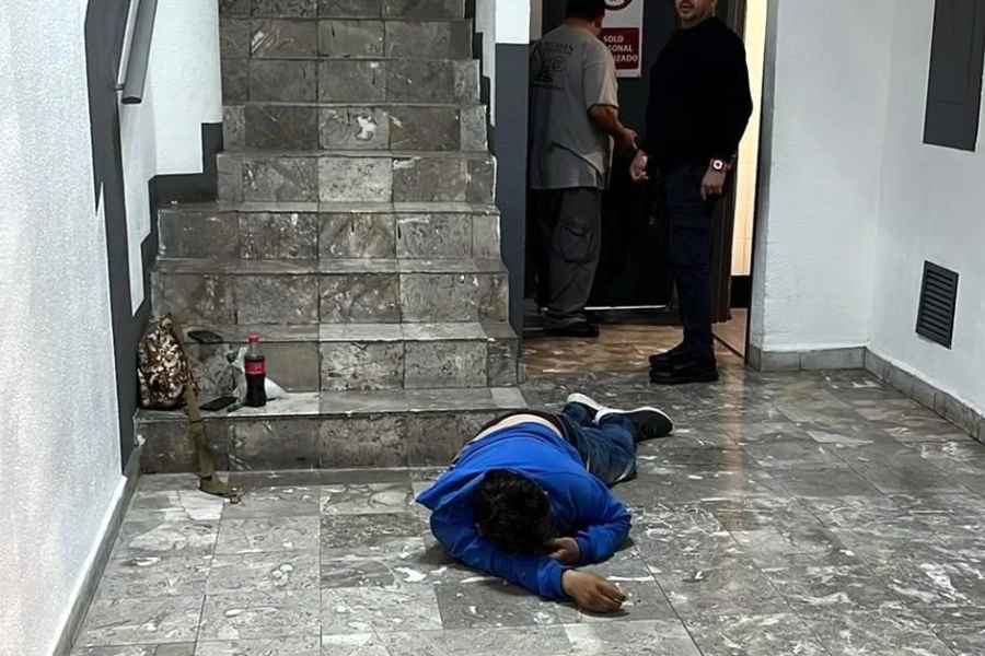 Muere hombre tras presuntamente desvanecerse mientras bajaba las escaleras en la Plaza San Pedro