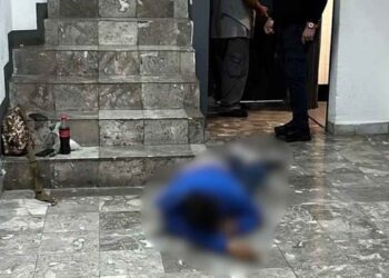 Muere hombre tras presuntamente desvanecerse mientras bajaba las escaleras en la Plaza San Pedro