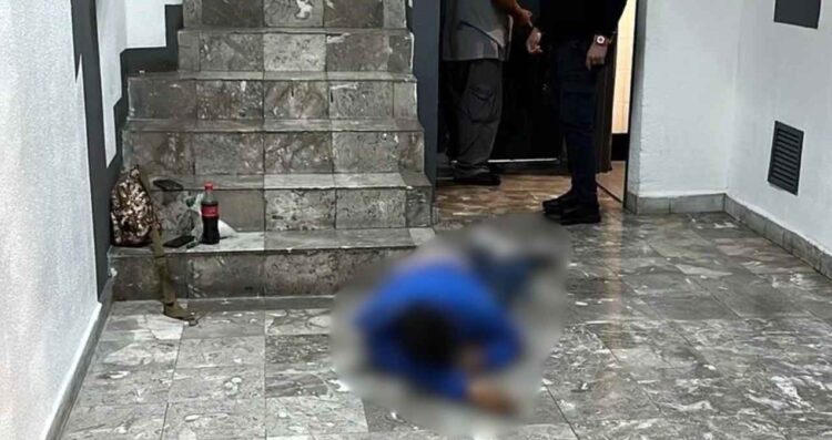 Muere hombre tras presuntamente desvanecerse mientras bajaba las escaleras en la Plaza San Pedro